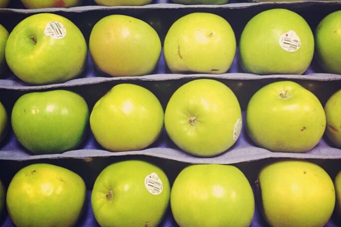 fmsphotoaday-2-28-13-upsidedown-apples-at-the-farmers-market-fatmumslim-apple-market-greenapples_t20_rzoj6g